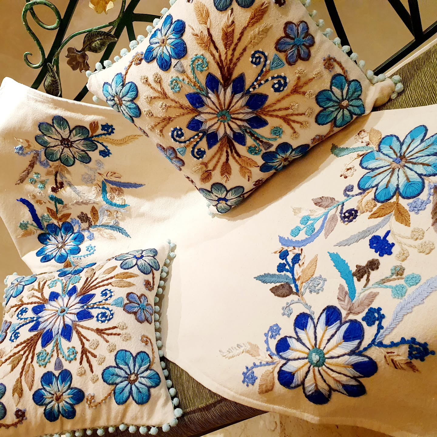 وسائد مطرزة بالزهور — embroidered floral cushions